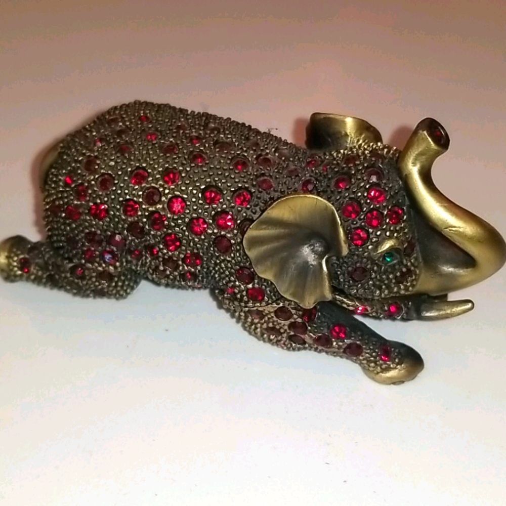 Red crystal elephant box